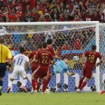 España 0 Chile 2. Los campeones de Eurocopa Mundial y Eurocopa los primeros eliminados en Brasil 2014 con ridículo incluído