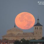 La puesta y la salida de la luna llena de agosto con la iglesia de La Guardia (Toledo) como testigo